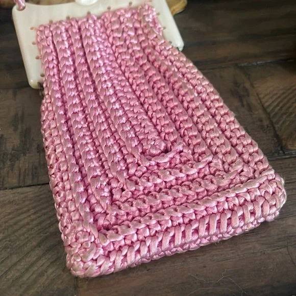 🍄1950’s Marilyn Pivnick Pink Hand Crocheted Bakelite Frame Small Purse - Picture 2 of 12